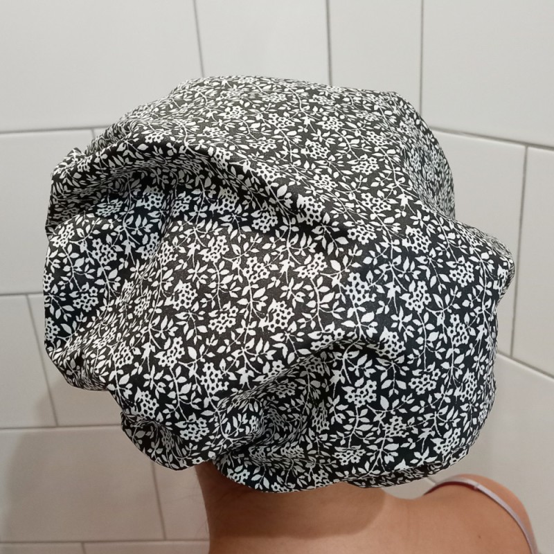 Charlotte ou bonnet de douche à fleurs